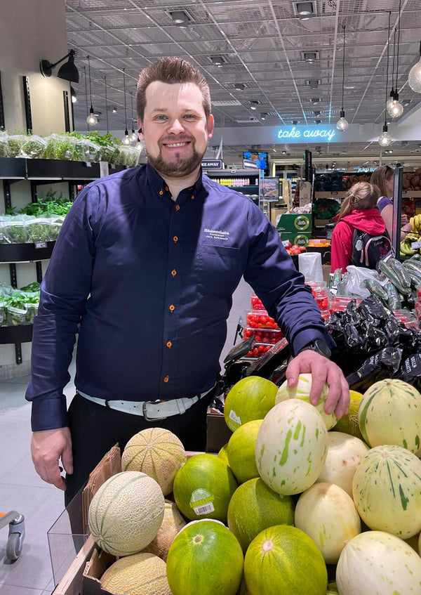 K-supermarket Hämeenkadun kauppias Jaro Salkoharju melonihyllyllä