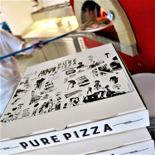 Rovaniemeläisen Kauppayhtiö-ravintolan Pure Pizzan pizzalaatikot omalla painatuksella pizzauunin edessä ? - HoReCatarvike.fi